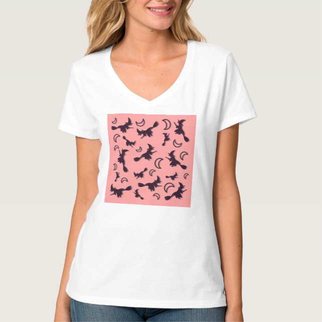 Camiseta Bruxa voadora entre meia lua na noite de Halloween (Frente)