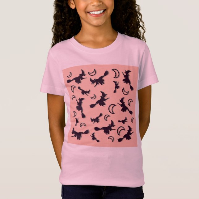 Camiseta Bruxa voadora entre meia lua na noite de Halloween (Frente)