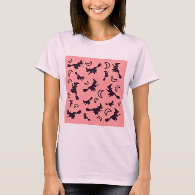 Camiseta Bruxa voadora entre meia lua na noite de Halloween (Frente)