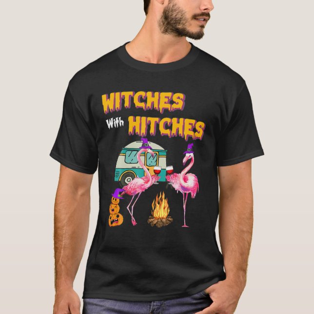 Camiseta Bruxas Flamingas Engraçadas Com Hitches (Frente)