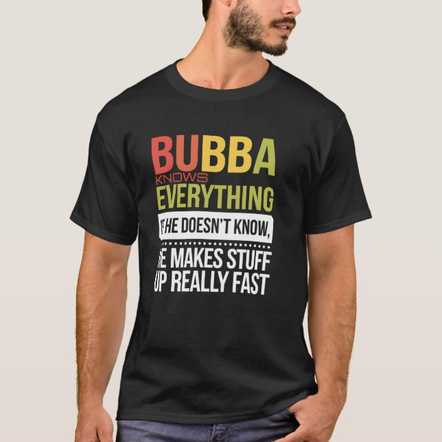 Camiseta Bubba Knows Everything If He Doesn't Know He Makes (Frente)