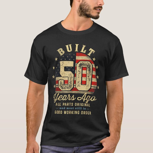 Camiseta Built 50 Years Ago Funny 50th Birthday Usa Flag  (Frente)