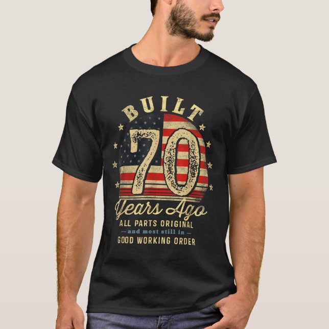 Camiseta Built 70 Years Ago Funny 70th Birthday Usa Flag  (Frente)