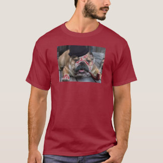 Camiseta Buldogue com a tubulação de fumo do bigode e o
