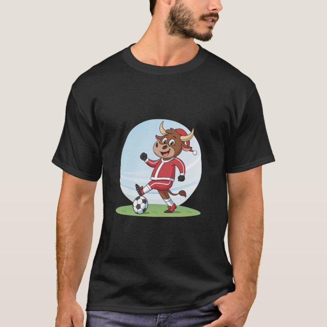 Camiseta Bull in Christmas costume and soccer ball (Frente)
