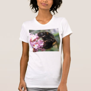 Camiseta Bumblebee Ocupado e Flores Rosa T Shirt