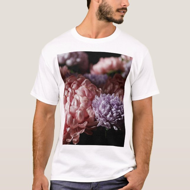 Camiseta Buquê de Aster Rosa: Iluminação Barroca. (Frente)