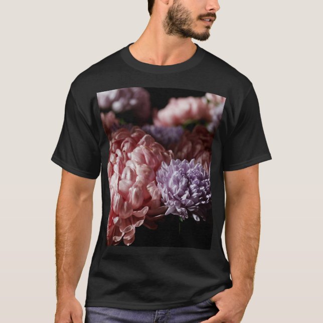Camiseta Buquê de Aster Rosa: Iluminação Barroca. (Frente)