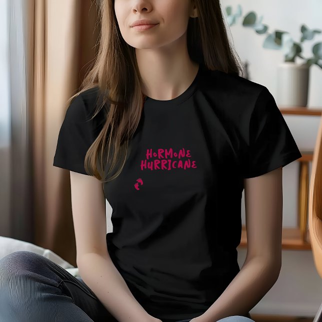 Camiseta burgundy de impressão digital de gravidez (But the real charm lies in the playful phrase emblazoned across the shirt: "Hormone Hurricane.")