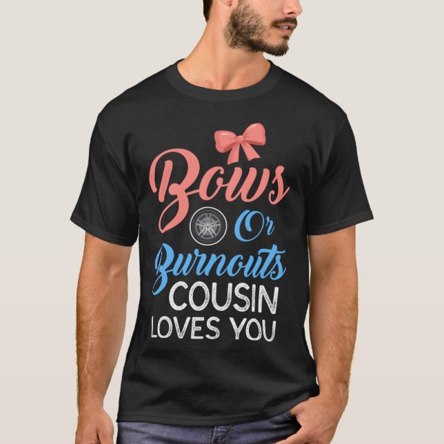 Camiseta Burnouts or Bows Cousin Loves Gender Reveal Party  (Frente)
