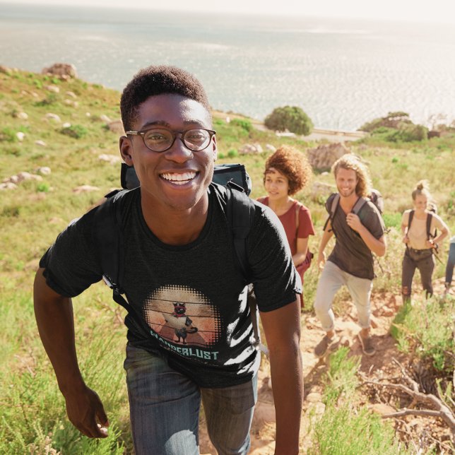 Camiseta Busca Sunset do gatinho Buccaneer (A man is wearing a Kitty Buccaneer's Sunset Quest T-shirt.)