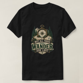 Camiseta Bússola Gráfica Nem Todos Que Vagueiam Estão Perdi