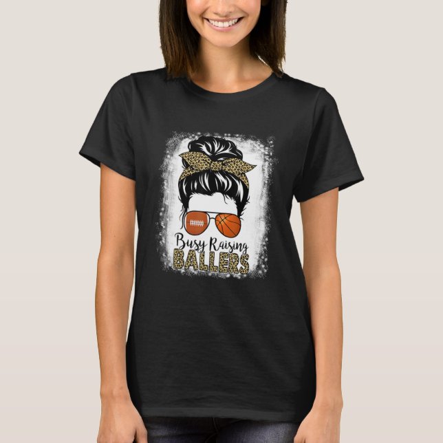 Camiseta Busy Raising Ballers Basketball And Football Mom M (Frente)