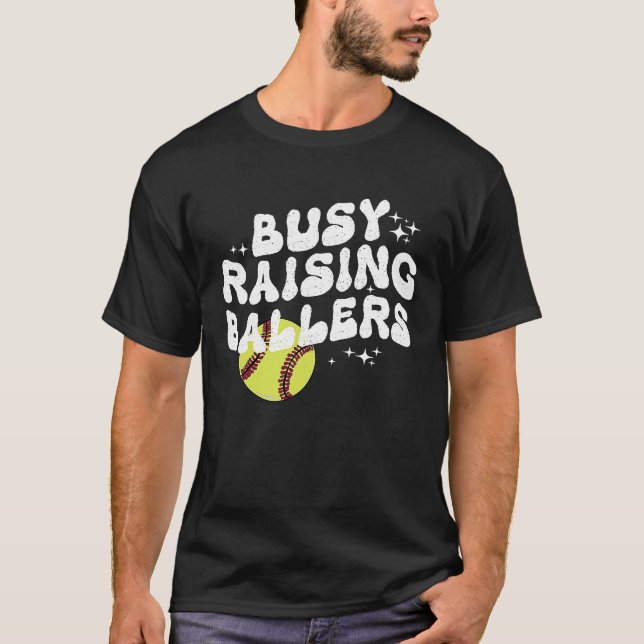 Camiseta Busy Raising Ballers groovy Softball Cheer Mama (Frente)