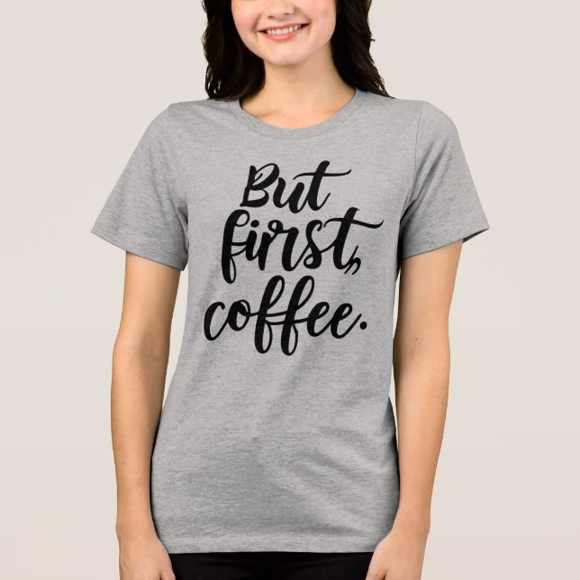 Camiseta But First Coffee | Chic Modern Script Typography D (Frente)