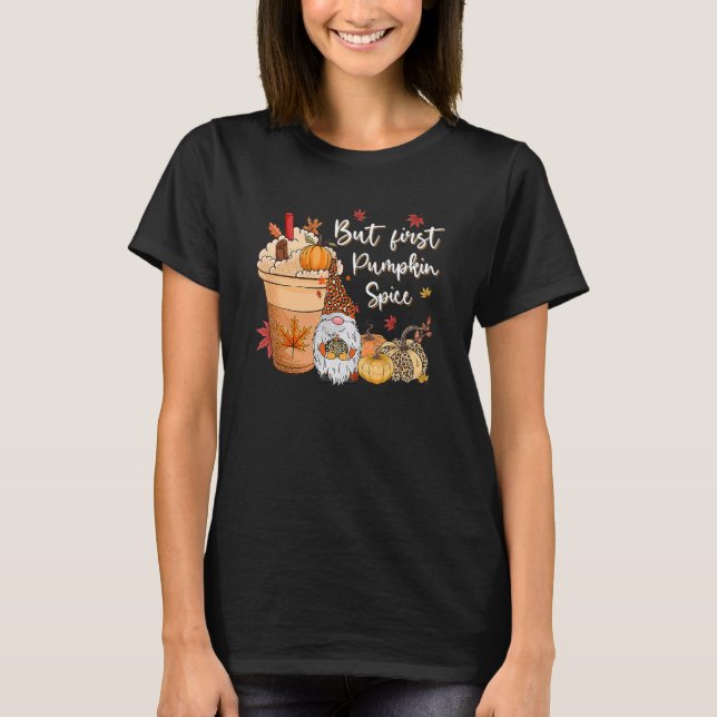 Camiseta But First Pumpkin Spice Gnome Fall Vibes Autumn Th (Frente)
