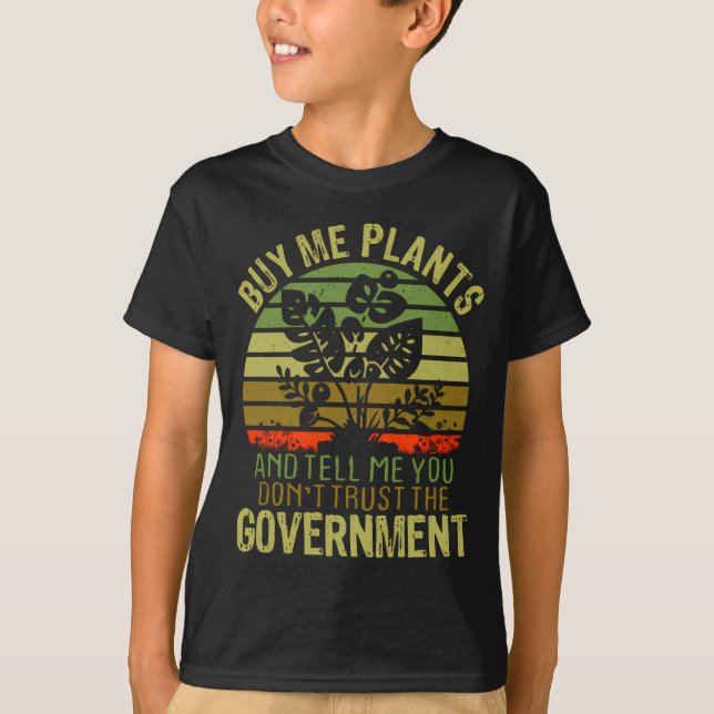 Camiseta Buy Me Plants And Tell Me You Dont Trust The Gove  (Frente)