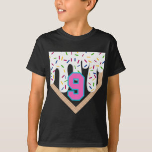 Camiseta Bysebyll Drip 9º Aniversário Home Plate Meninos Ju