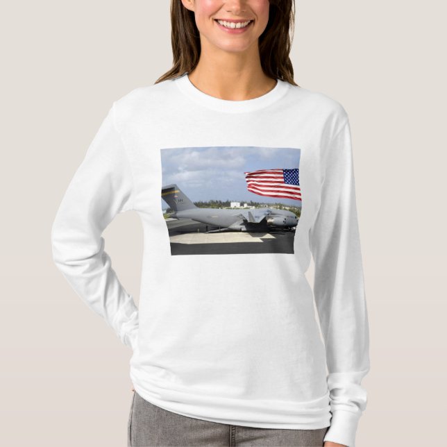 Camiseta C-17 Globemaster III senta-se no voo (Frente)