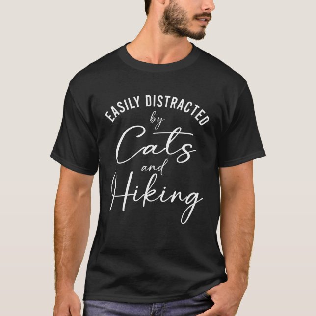 Camiseta Ca Easily Distracted by Cats And Hiking Hiker (Frente)