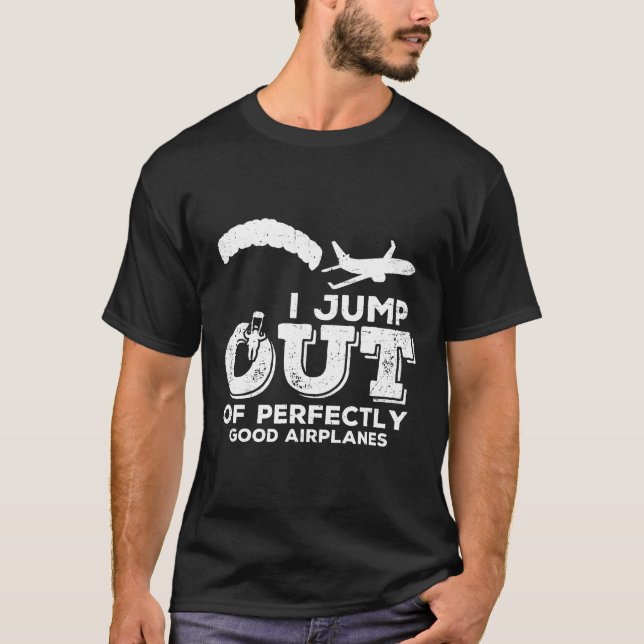 Camiseta Caça ao Céu - Eu Pulo de Aviões Perfeitamente Bons (Frente)