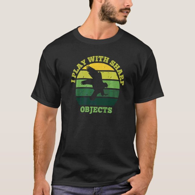 Camiseta Caça com Falcão Eu Brinco Com Objetos Cortantes Pa (Frente)