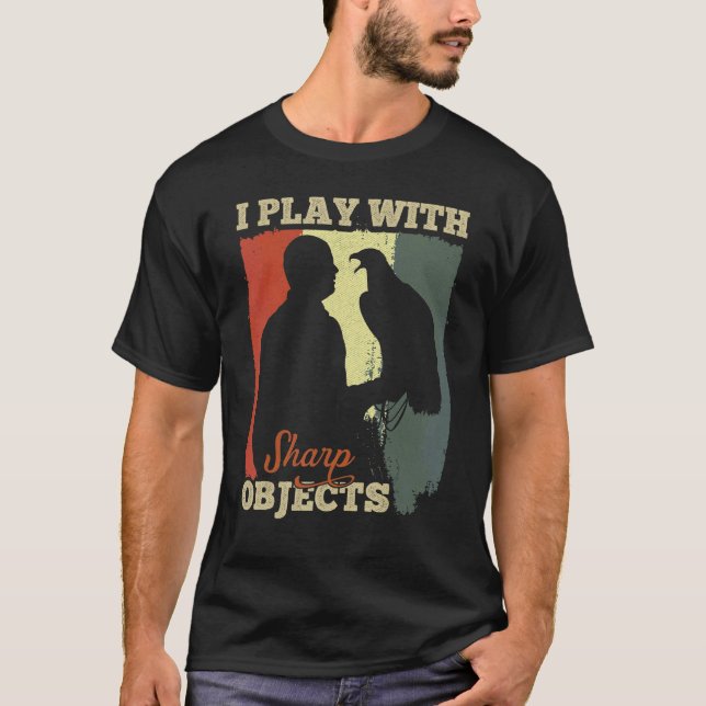 Camiseta Caça com Falcão Eu Brinco Com Objetos Cortantes Pa (Frente)