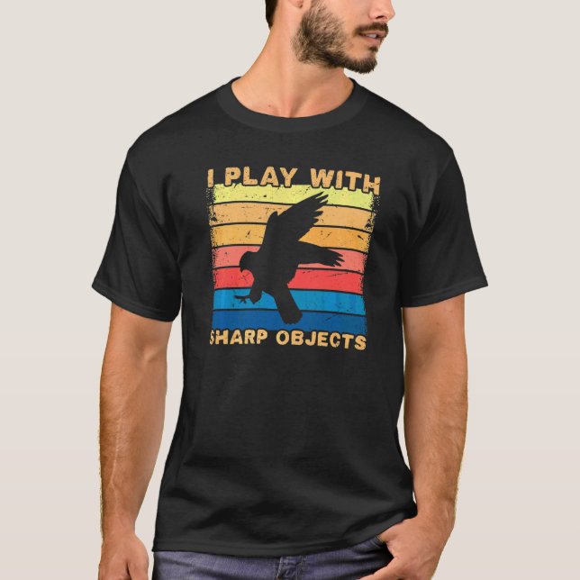Camiseta Caça de Falcão Eu Brinco Com Objetos Cortantes Par (Frente)