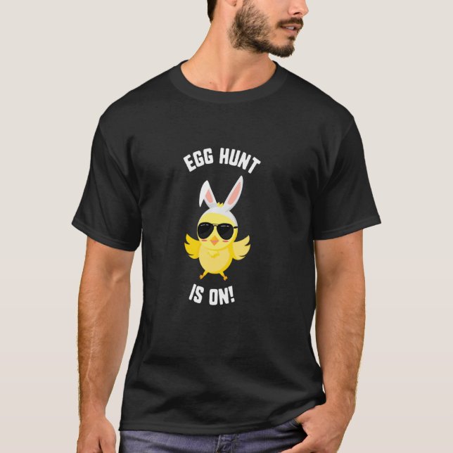 Camiseta Caça De Ovos De Páscoa Está Em Óculos De Sol De Pi (Frente)