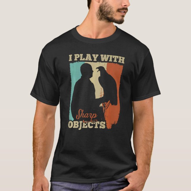 Camiseta Caça Falconry Eu Brinco Com Objetos Sharp Para Fal (Frente)