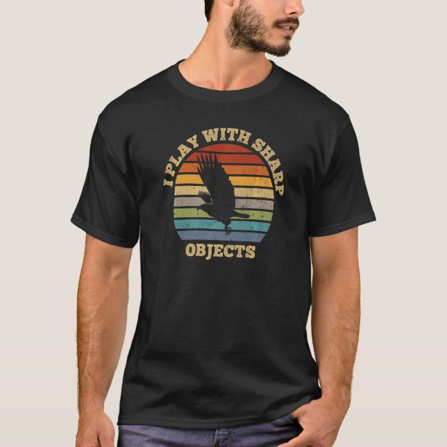 Camiseta Caça Falconry Eu Brinco Com Objetos Sharp Para Fal (Frente)