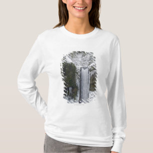 Camiseta Cachoeira obscura cercada por uma floresta nevado