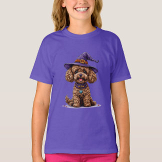 Camiseta Cachorro Alegre Usando um Chapéu de Bruxa