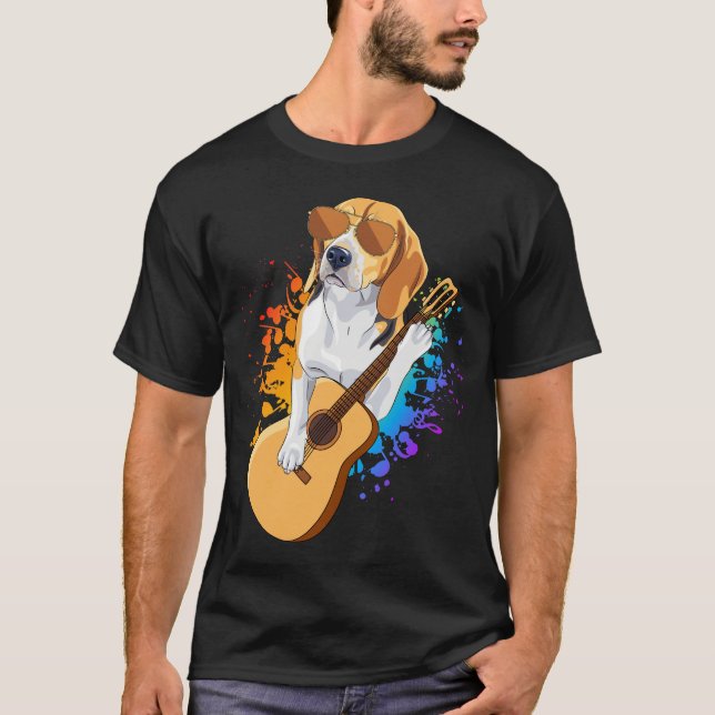 Camiseta Cachorro Beagle Vestindo Óculos De Sol Tocando Vio (Frente)