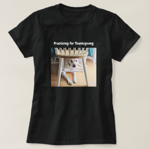 Camiseta Cachorro Bonito Engraçado Sob Mesa, Ação de Gra