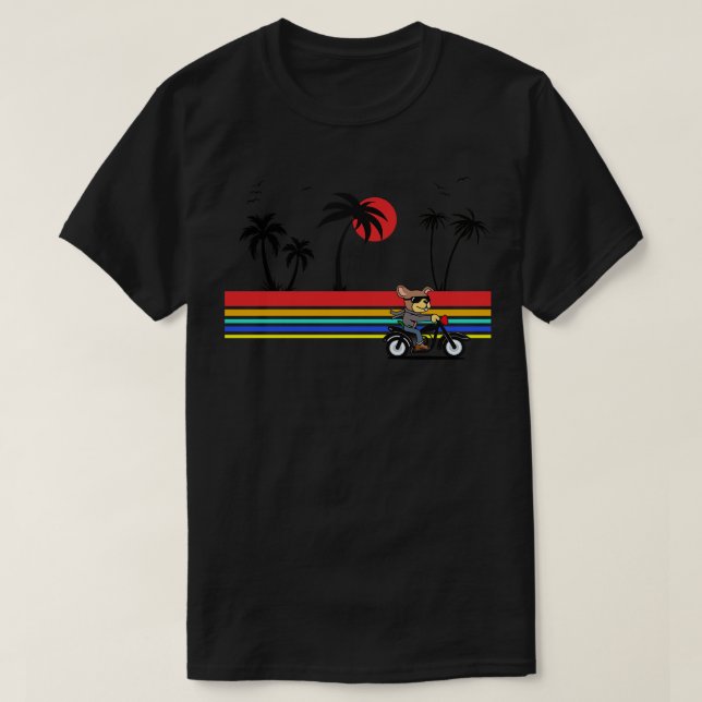 Camiseta Cachorro cavalgando uma moto ao longo da praia com (Frente do Design)