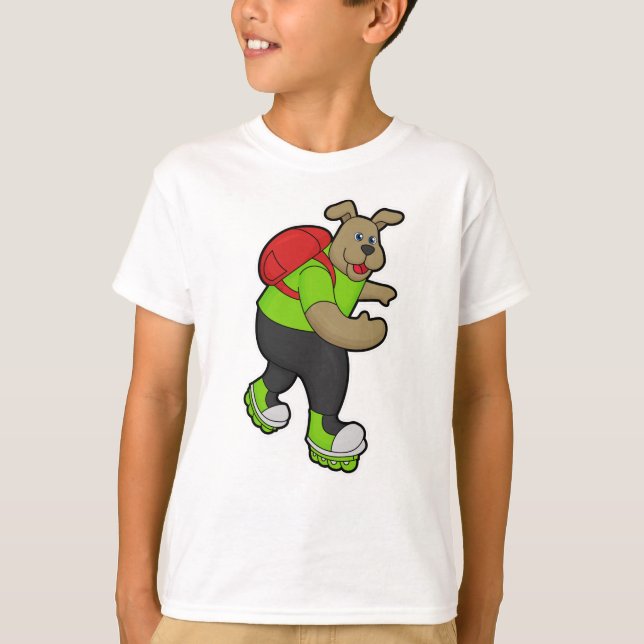 Camiseta Cachorro como skater com skates embutidos e mochil (Frente)