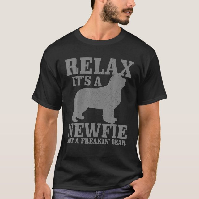 Camiseta Cachorro Da Terra Nova Relaxa Eu Sou Um Novo Não U (Frente)