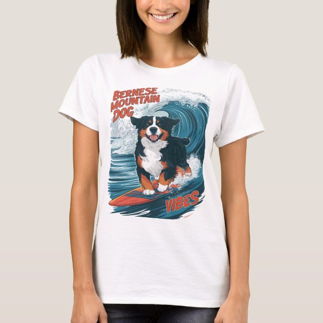 Camiseta Cachorro das Montanhas Bernese surfando (Frente)