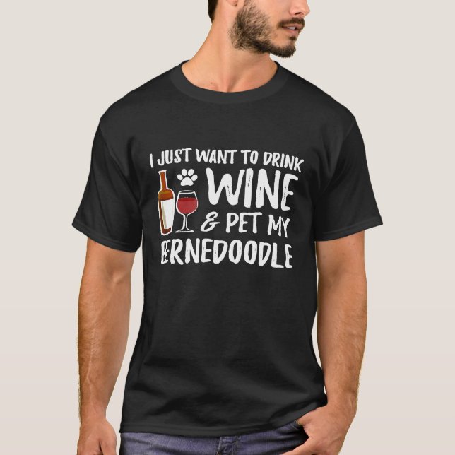 Camiseta Cachorro de Bernedoodela Cachorro de Vinho Mãe (Frente)