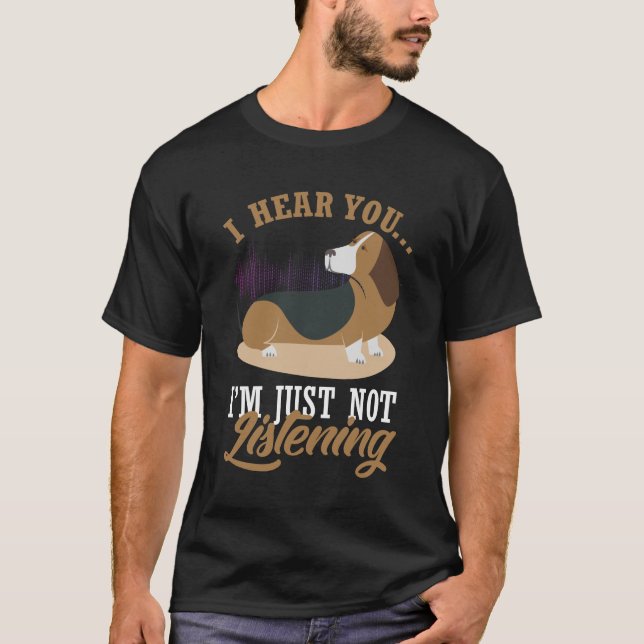 Camiseta Cachorro De Caça-Basset - Ouvidos Grandes Mas Não  (Frente)