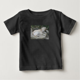 Camiseta Cachorro Descansando Em Uma Rocha