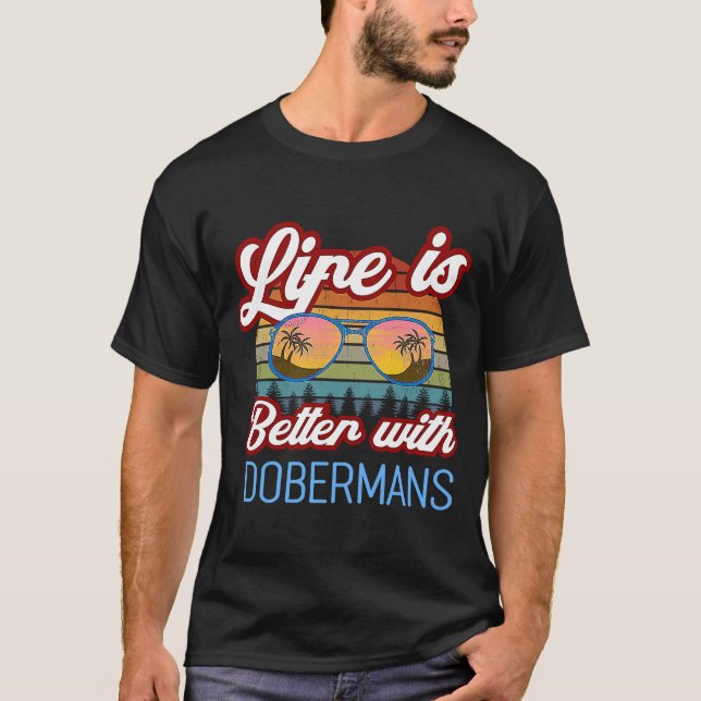 Camiseta Cachorro Doberman Retro Sunset Com Dobermans (Frente)