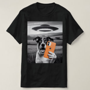 Camiseta Cachorro Fazendo Selfie com Disco Voador Alien - G