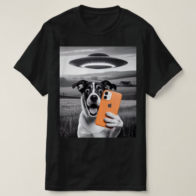Camiseta Cachorro Fazendo Selfie com Disco Voador Alien - G (Frente do Design)