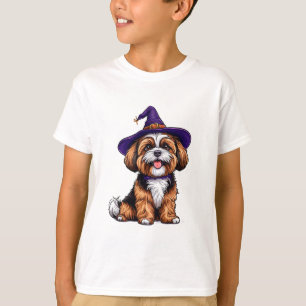 Camiseta Cachorro Feliz Usando um Chapéu de Bruxa
