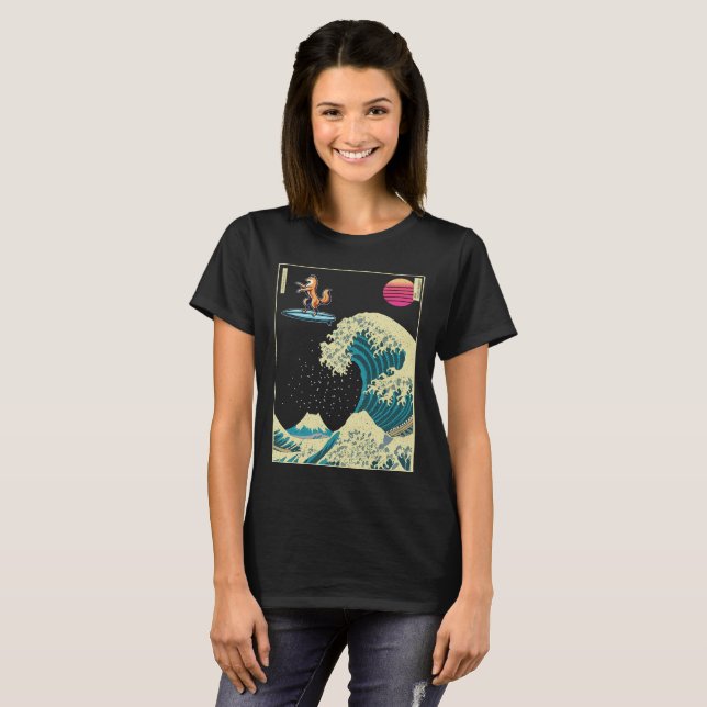 Camiseta Cachorro finlandês Spitz surfando em uma onda Kana (Frente Completa)