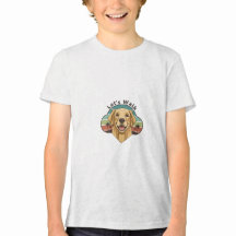 Cachorro Golden Retriever engraçado com um sorriso