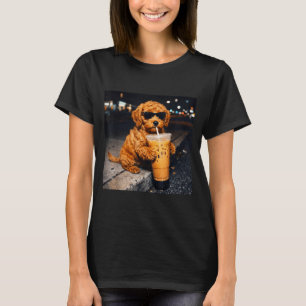 Camiseta Cachorro goldendoodle bebendo café gelado animal e