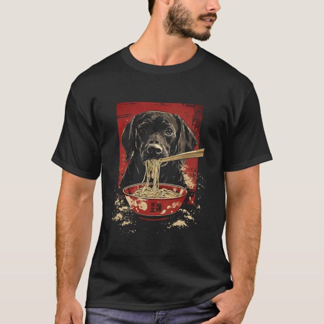 Camiseta Cachorro Labrador Retriever Preto Comendo Macarrão (Frente)